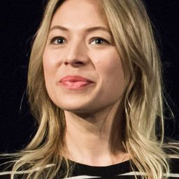 Frida Hallgren 飾演 Sanna