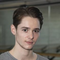 Paris Fitzpatrick 飾演 Romeo