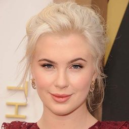 Ireland Baldwin 飾演 Young Sally