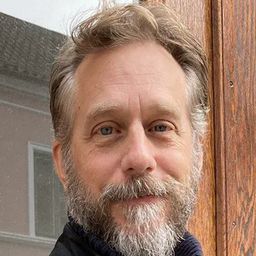 Erik Ahrnbom 飾演 Håkan