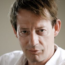 Luc Feit 飾演 Staff Surgeon