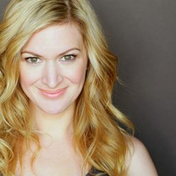 Kelly Hutchinson 飾演 Cindy