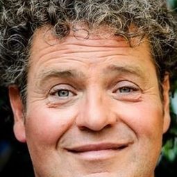 德克·齊林柏格 飾演 Koos