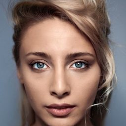 Klara Mucci 飾演 David's girlfriend