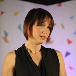 Aleks Krotoski 飾演 Self - Psychologist & Journalist