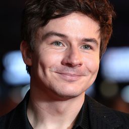 Scott Chambers 飾演 Richard