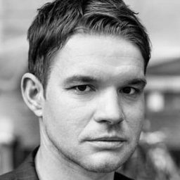 Tobias Schenke 飾演 Blocker