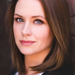 Helena Marie 飾演 Charlotte Nowak