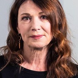 愛麗絲·波本 飾演 Sophie Theissen (alt)