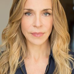 Ellen Harvey 飾演 Miss Erikson