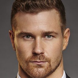 Josh Kelly 飾演 Bale