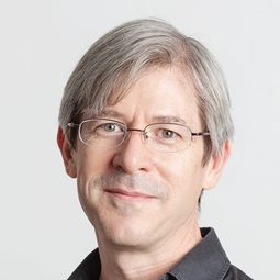 達西·帕奎特 - 逆權車伕演員 飾演Foreign Reporter