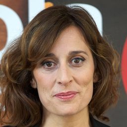 克萊拉·西庫拉 飾演 