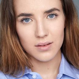 露比·傑琳斯 飾演 Caroline Hawkins