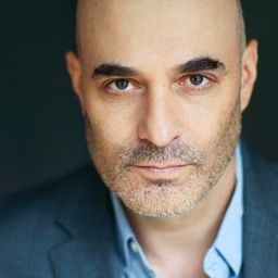 Alan Silverman 飾演 Lead Protester