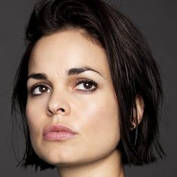 琳娜·埃斯科 飾演 Captain Jackie Velez