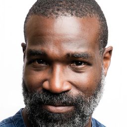 Tunde Adebimpe 飾演 Brian