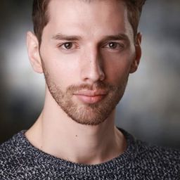 Matthew Hartley 飾演 Luke