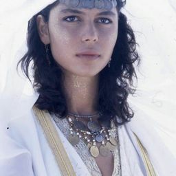 Anna Condo 飾演 Bride