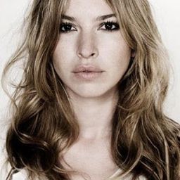 Tara Elders 飾演 Maggie