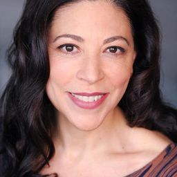 Tina D'Elia 飾演 Jasmine