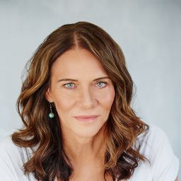 Anni Finsterer 飾演 Carol