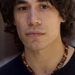 Steven Flores 飾演 Taz