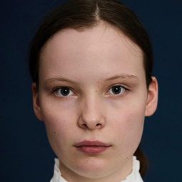 Laeni Geiseler 飾演 Lenka