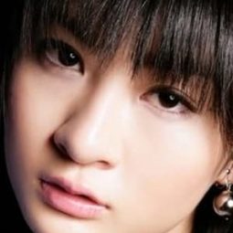 三井麻由 飾演 Harumi