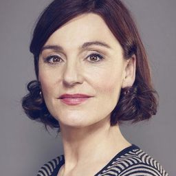 Kiki Kendrick 飾演 Mum