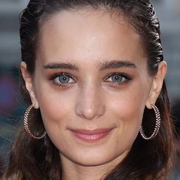 丹妮絲·坦圖奇 飾演 Marina