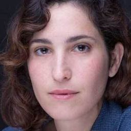 Carla Linares 飾演 Asistente