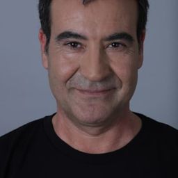 Mürtüz Yolcu - 一個普通的女人演員 飾演Rohat