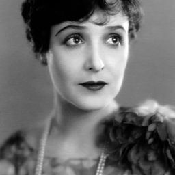 Florence Vidor 飾演 Charlotte Braun