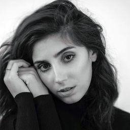 柔伊·霍鮑姆 飾演 Hary