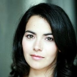 Alexandra Winisky 飾演 Cécile