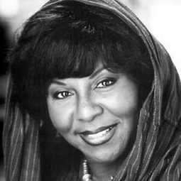 Sandra Reaves-Phillips 飾演 Mrs. Powers