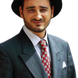 Vassilis Charalampopoulos 飾演 Michalis Karmaniolis