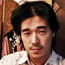 Lee Sang-hyun 飾演 J