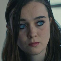 Emma Verlinden 飾演 Nola