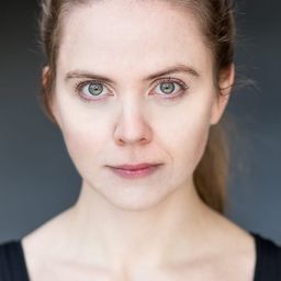 Selina Black 飾演 Pregnant Woman