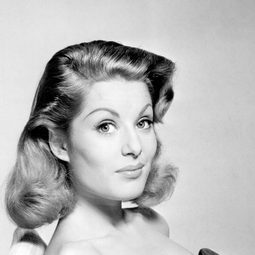 Belinda Lee 飾演 Adriana Bressan