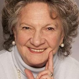 Marthe Villalonga 飾演 Dimitri's Mother