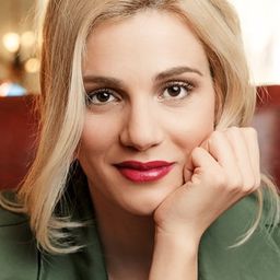 Danai Epithymiadi 飾演 Company Employee