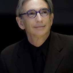 Michael Tilson Thomas 飾演 Self