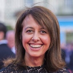 薇勒莉·班頓 - Do Not Disturb演員 飾演Elsa