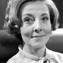 Clare Kelly 飾演 Schoolmistress