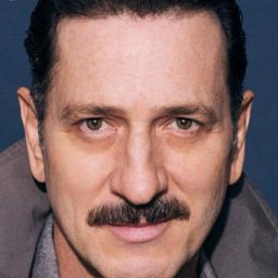 Juan Carlos Remolina 飾演 Esteban