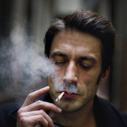 Tom Meeten 飾演 Captain Acid