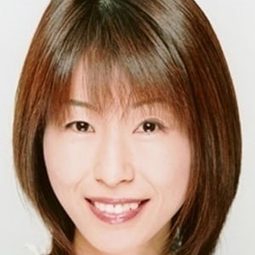 根谷 美智子 飾演 Mako Sato